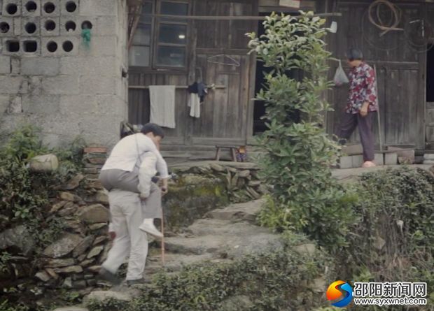 背上爱人去巡线