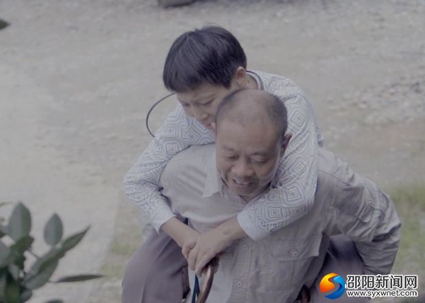 背上爱人去巡线