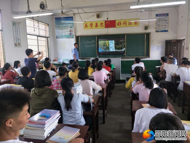 为学生播放安全教育视频