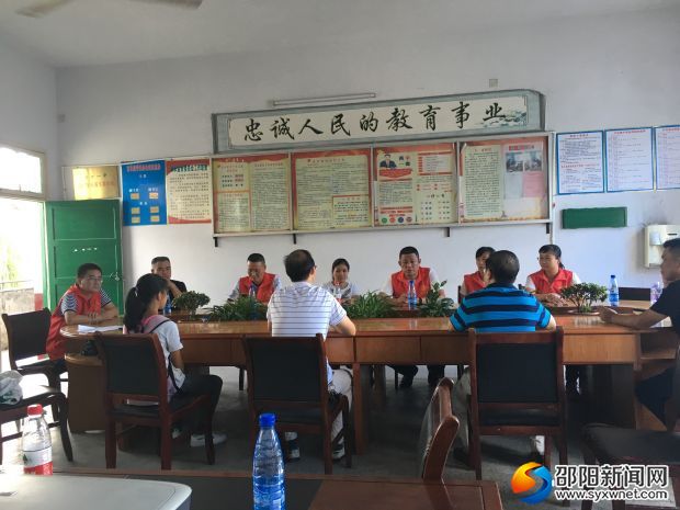 志愿队在会议室了解贫困生情况