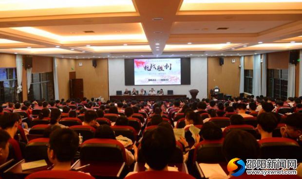 图为该校学生观看《百团大战》现场