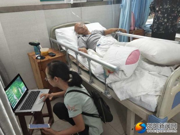 工作人员为卧床的退休人员进行建模