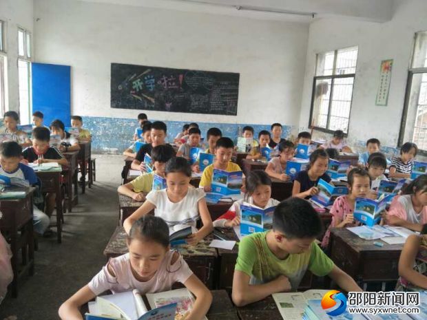 学生看禁毒宣传资料