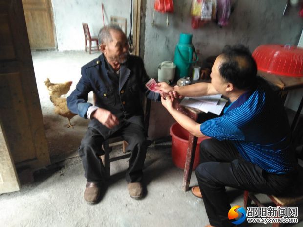 图为李柏树书记正在慰问贫困户。