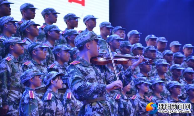 18级新生王健宇为合唱进行小提琴伴奏