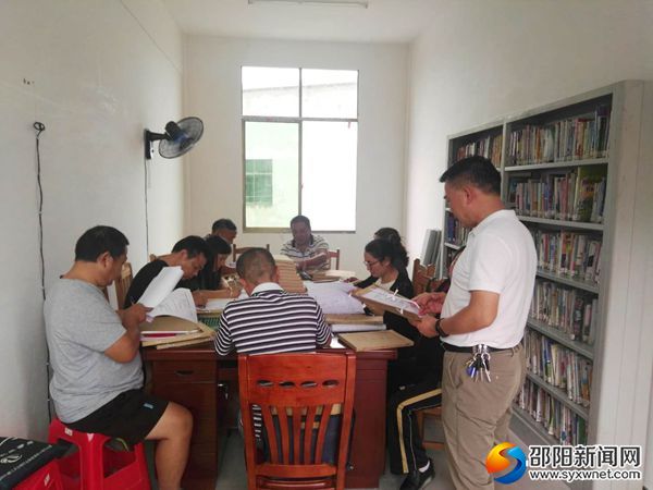 林业局主要负责人带队对阳楼村贫困户资料进行逐一审核
