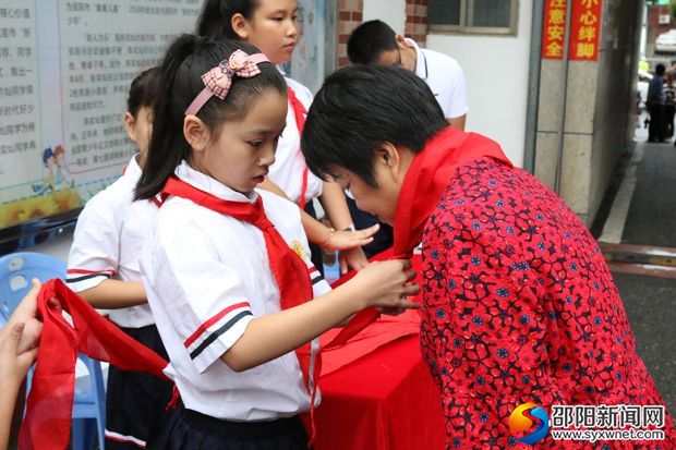 为活动参与者系红领巾