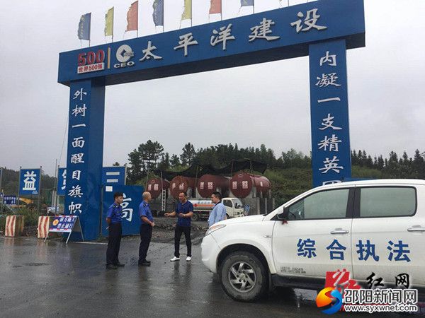 现场制止施工工地车辆带泥上路
