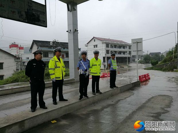 图为民警在执法服务站执勤