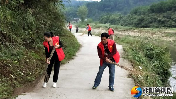 林业局机关三支部党员对村道进行打扫