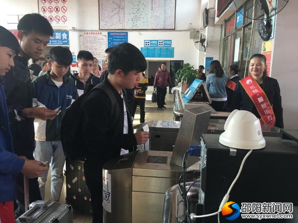 旅客正在刷票通过验票闸机