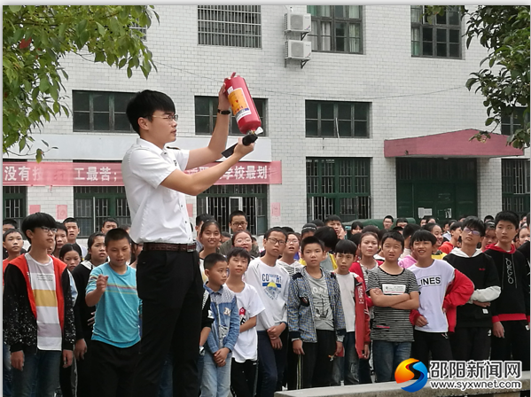 教官在讲解干粉灭火器的使用方法