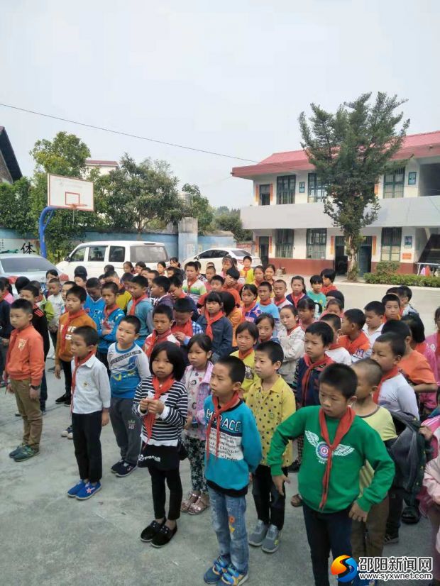 同学们在安全乘车培训会上听得多入神