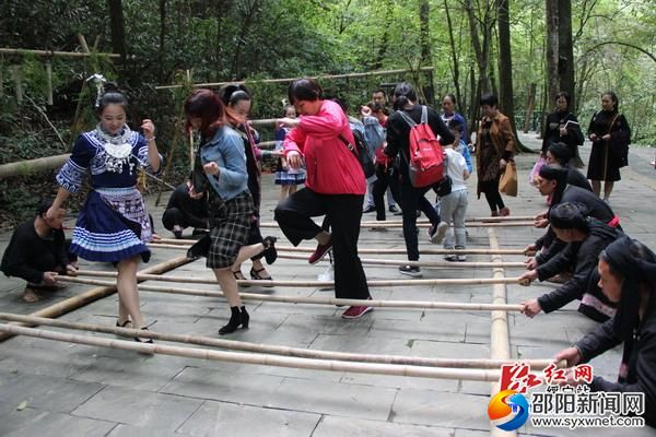 大家一起来跳竹竿舞。