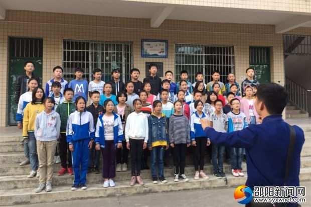 初中生合唱比赛排练现场