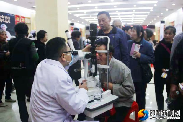 医生正在给老年朋友检查眼睛