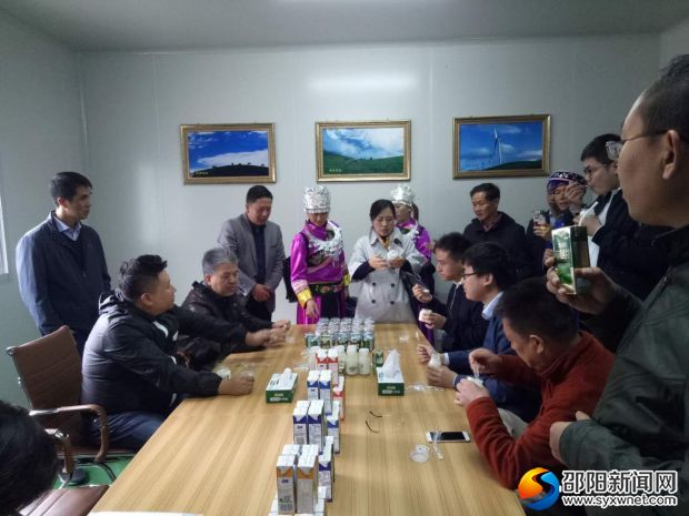 10月16日，联合国工业发展组织一行人品尝南山草原常温奶和酸奶等奶制品。