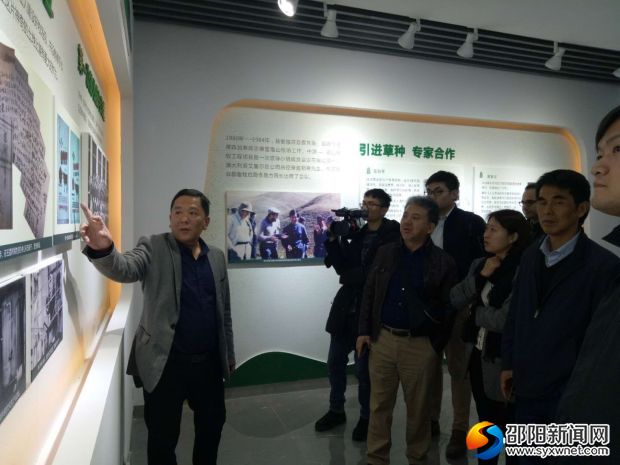 南山牧业公司工作人员正在向联合国工业发展组织公司发展情况。