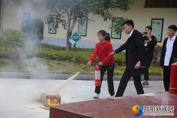 学生使用灭火器