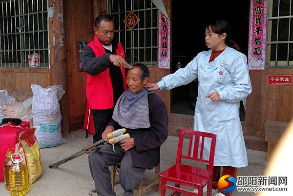 志愿者为杨良玉老人义剪。