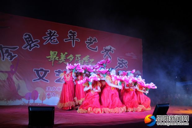 图为精彩的文艺演出