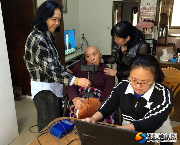 工作人员上门为周光辉办理退休认证
