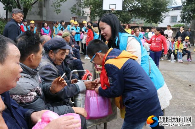 孩子们为老人送去棉睡衣、棉拖鞋等生活用品_副本