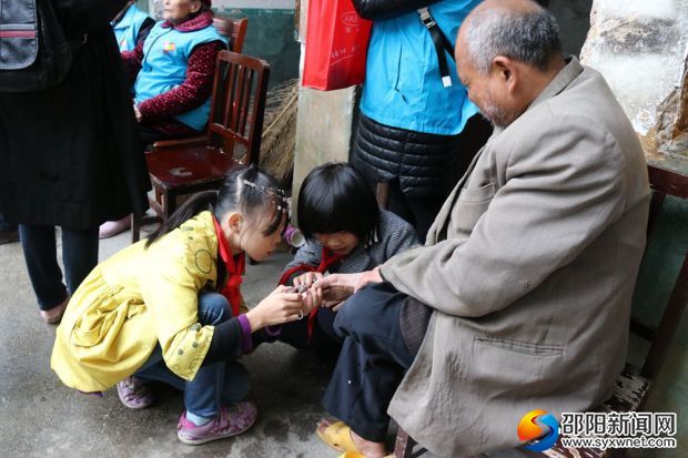 孩子们为老人剪指甲_副本