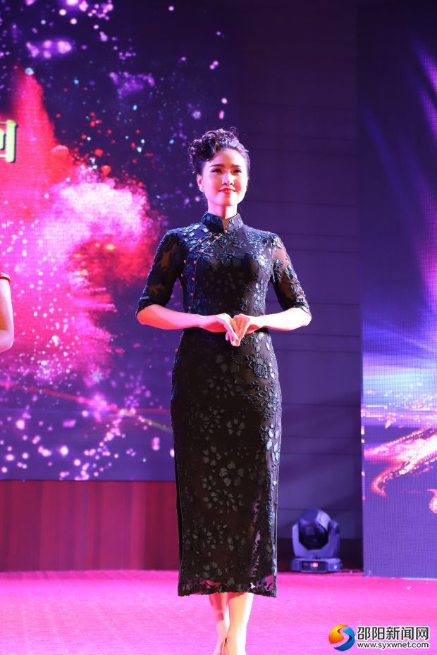 图三：县旗袍协会会员在表演