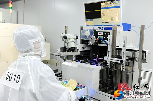 工程师在进行TPH(热敏打印头片)产品检测