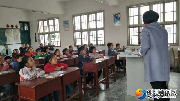 教师在绘声绘色地讲课