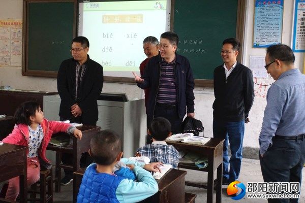 督导评估考核组副组长、省教育厅副主任督学贺照亲切地询问学生基本情况。