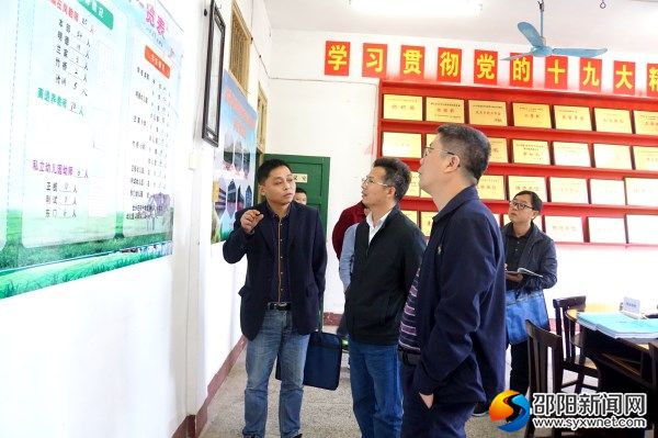 考核组对各学校进行督导评估。