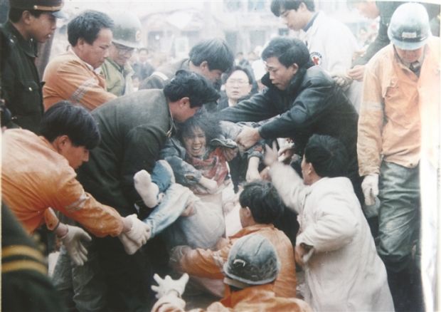 1996年,市中心医院医护人员抢救“1·31”大爆炸事件伤员。