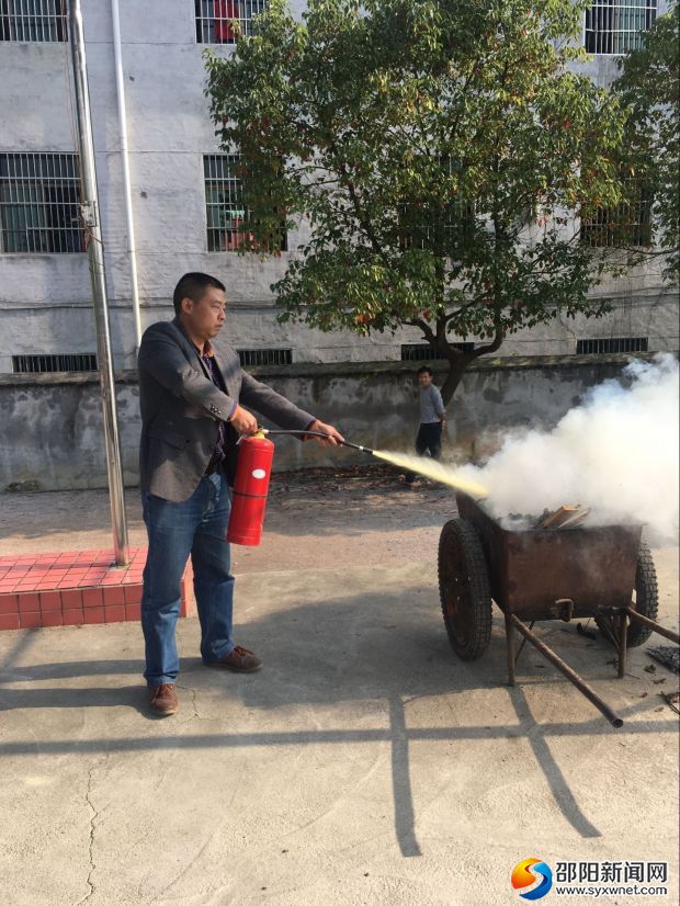 老师正在示范灭火器使用方法