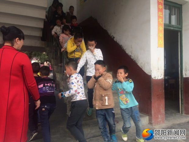 学生们逃往安全地带