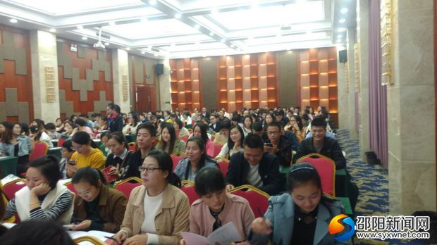 图为参训人员学习中