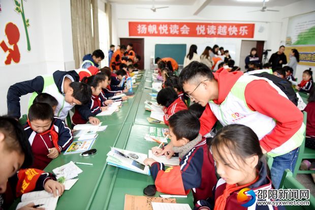 志愿者指导学生阅读