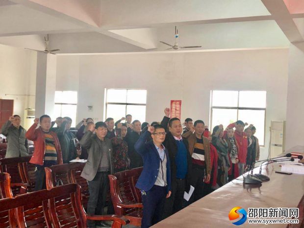 上图为组织委员肖胜利带领预备党员宣誓