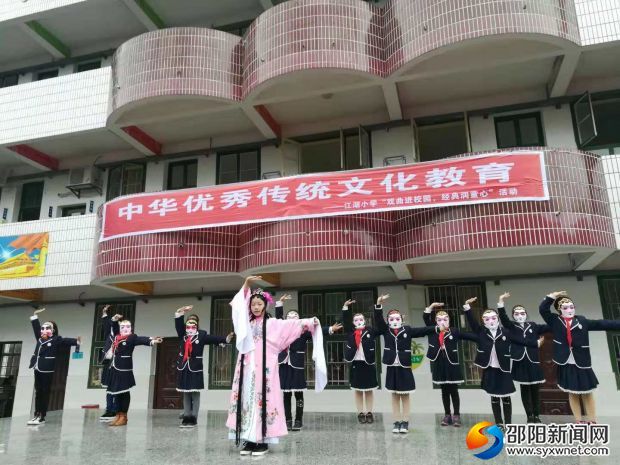 学生表演儿童京剧《校园小戏迷》
