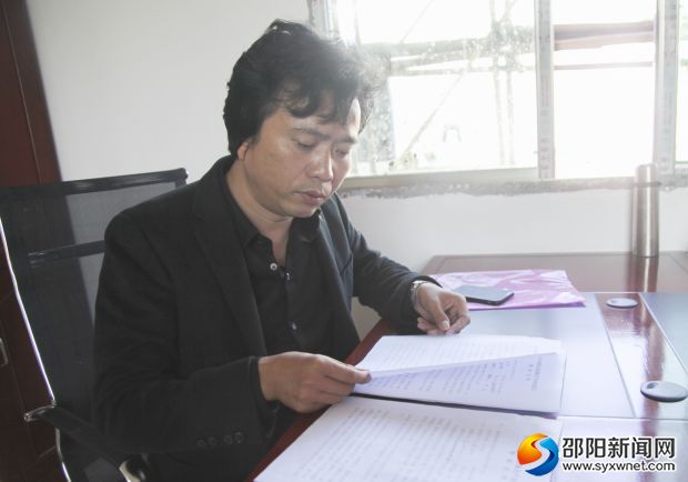 阮礼超在整理帮扶合同