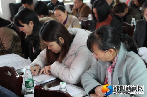 图为参加培训社工认真学习中