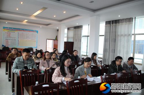 图为社工参加培训