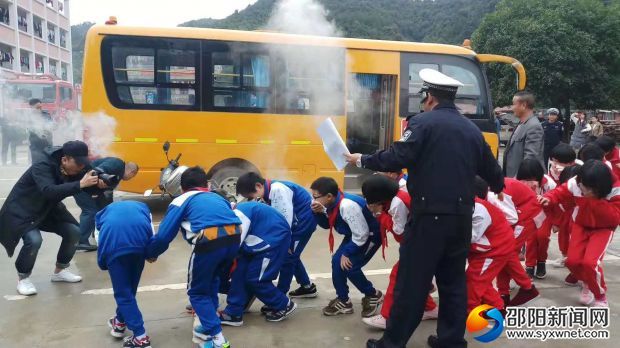 民警正在组织校车事故应急演练