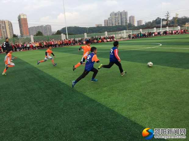 足球小子在绿茵场上驰骋
