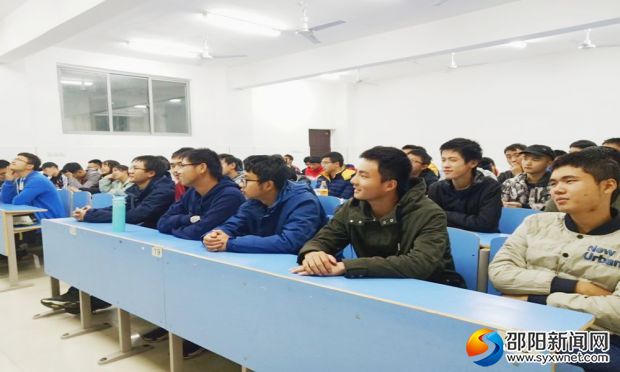 同学们在认真的听着安全知识
