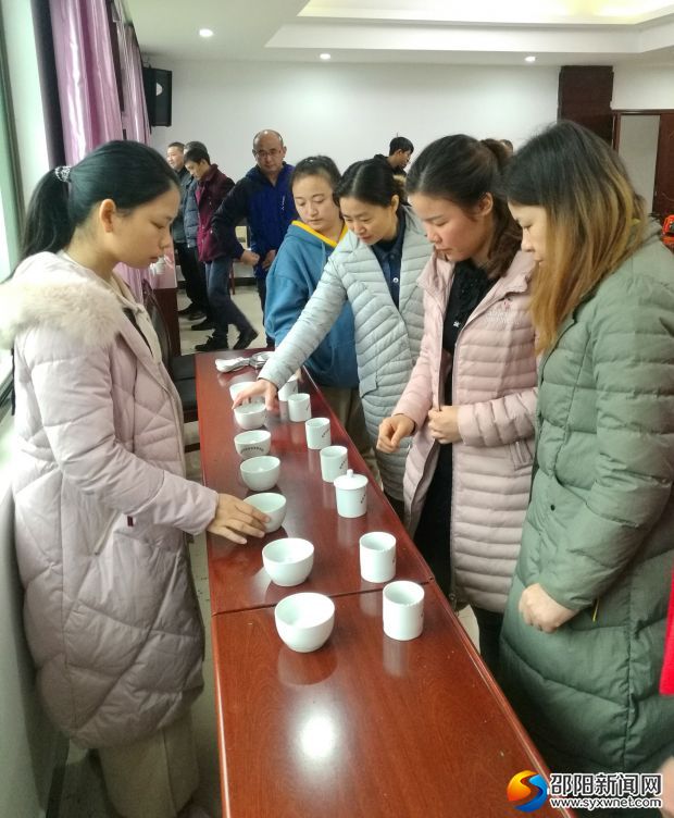 学院们正在了解茶具