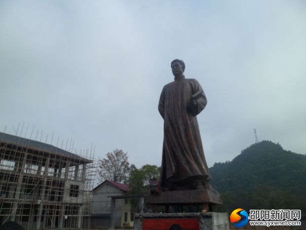 吕振羽雕像