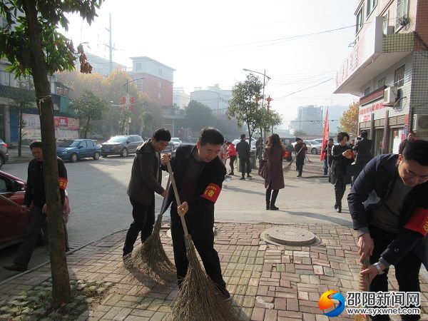 北塔区副区长张亚云带队在资枣社区大清扫