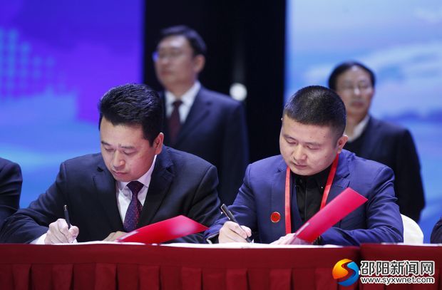 邓勇平(图右))在签约